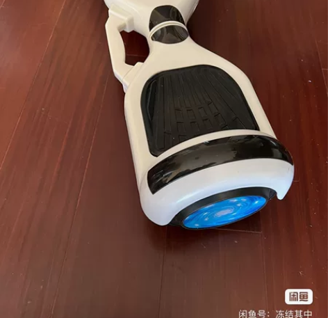 平衡车，启动带灯光，功能完好八九成新。 感...
