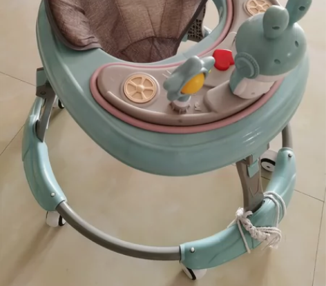 婴儿学步车，学步带，防摔帽等共四件。几乎全...