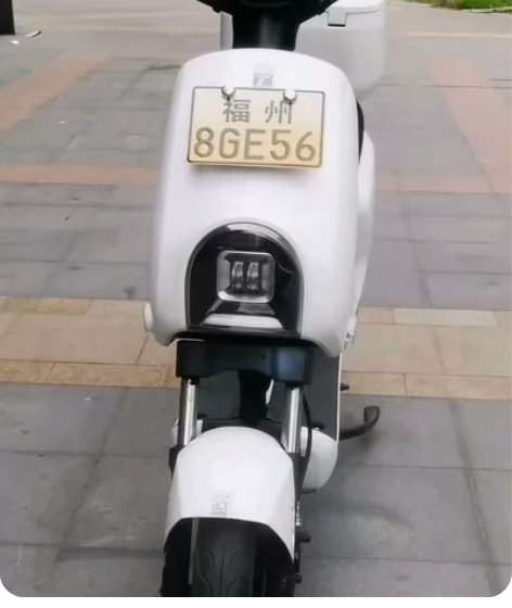 出电动车，带黄牌的，性能嘎嘎好，我平时上班...