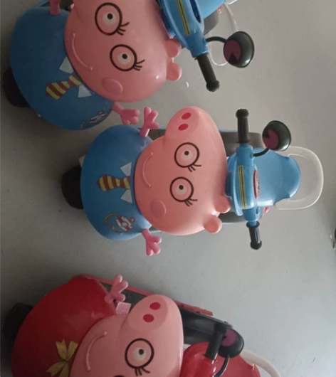 全新闲置小猪佩奇款电动小摩托。 厂家活动采...