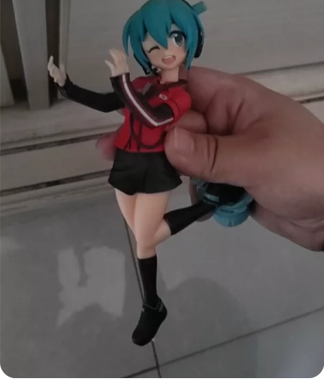 初音手办散货。送两套头发。可以改装 感兴趣...