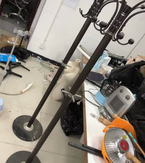 工艺品仿古旋转衣帽架两个，标价为一个的价格...