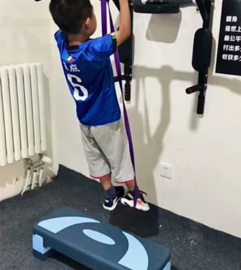 家庭健身器械，3用引体向上上墙架。 双杠臂...