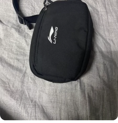 去年暑假买的李宁斜挎包，一直没有怎么用 感...