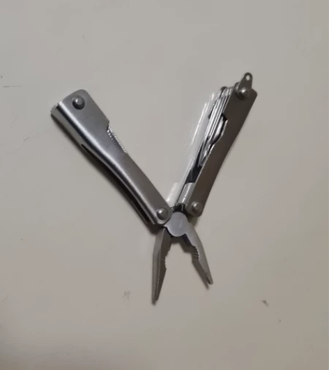 多功能刀：12元，红酒起子5元 感兴趣的话...