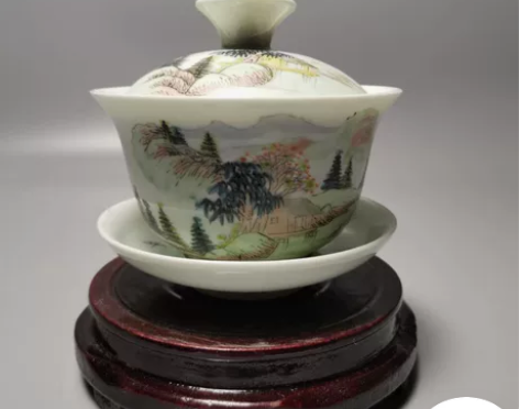 手绘浅降彩山水三才盖碗 感兴趣的话点“我想...