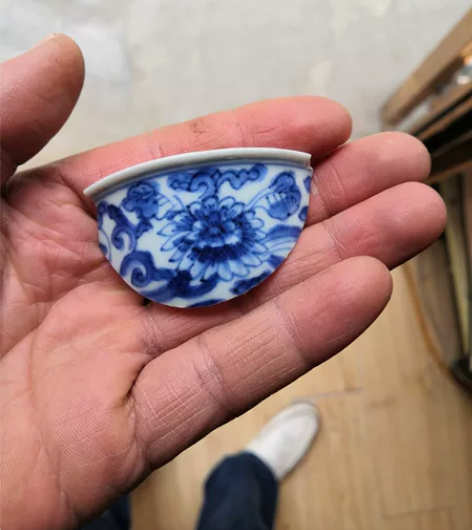 两个青花瓷片,画工细致,釉色靓丽,图案精美...