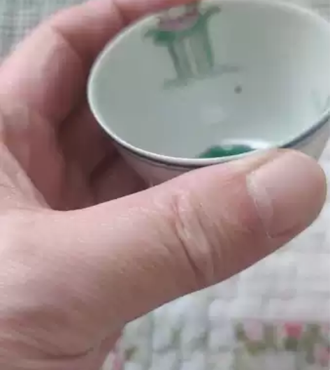 大清同治年制款粉彩大鸡杯，同治本年，口沿有...