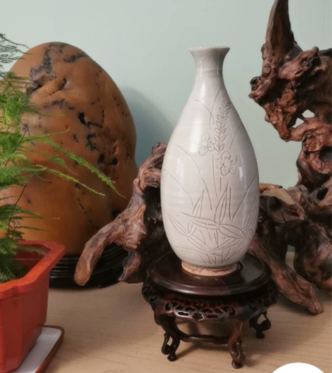 日本幸兵卫窑人间国宝加藤卓男作阴刻暗花淡绿...