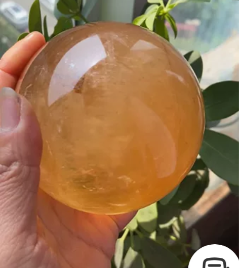 黄冰洲石球摆件，也叫方解石球，整体颜色均匀...