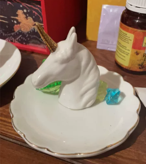 两个白色小马首饰架，放零碎，放首饰。不议价...