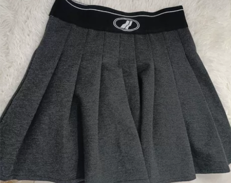 中码百褶裙高级灰色有内衬 感兴趣的话点“我...