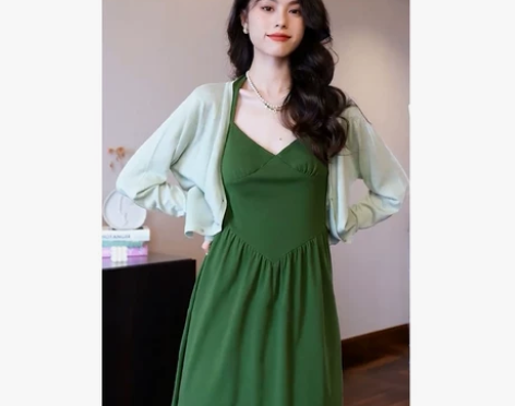 绿色挂脖连衣裙女夏季法式茶歇桔梗收腰长裙港...
