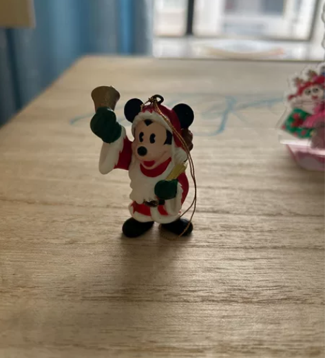 迪士尼米奇圣诞陶瓷摆件，挺少见的，不过脚底...