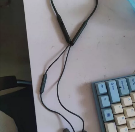 一加云耳2橄榄绿,口袋放多了就这样了,右耳...