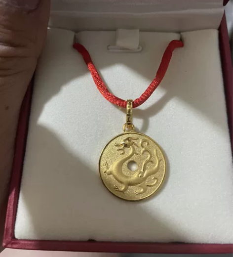 周大福古龙扣。全新，没戴过。有原包装盒，盒...