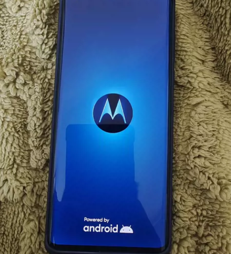 出一个摩托罗拉欧版6+128，还有一个su...