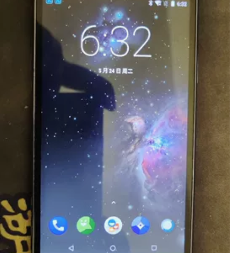 出两台摩托罗拉g5手机 已刷完，带面具，其...