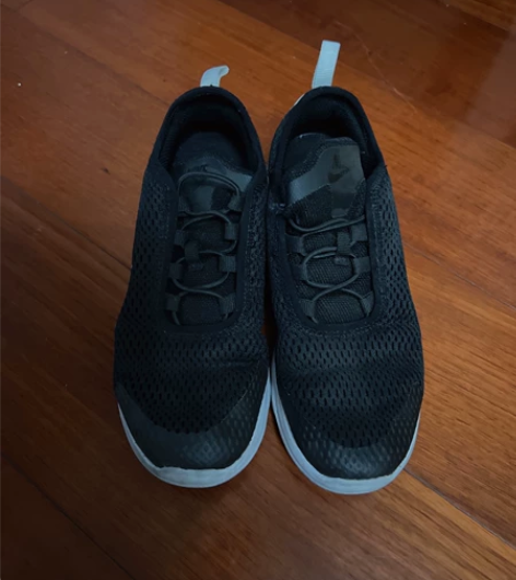 耐克儿童款黑色运动鞋，33码，男孩女孩同款...