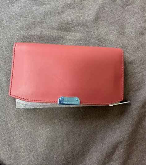 博柏利女士钱包，全新 包包表面有压痕，介意...