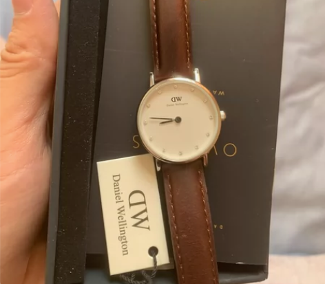一千多买的便宜出dw手表女经典水钻深棕表带...