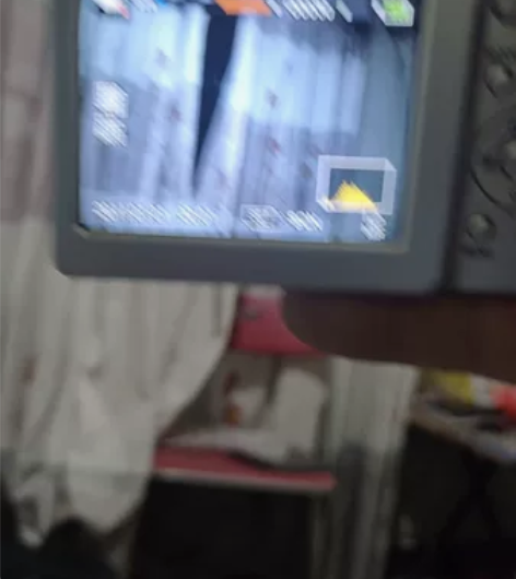 爱国者数码相机，型号V200，屏亮屏是有两...