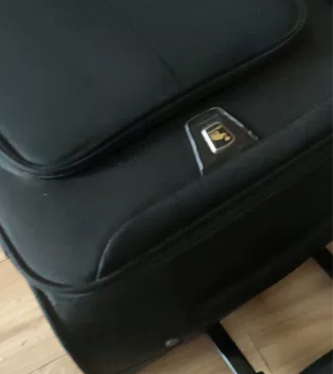 闲置爱华仕万向轮黑色牛津布，拉链拉扞旅行箱...