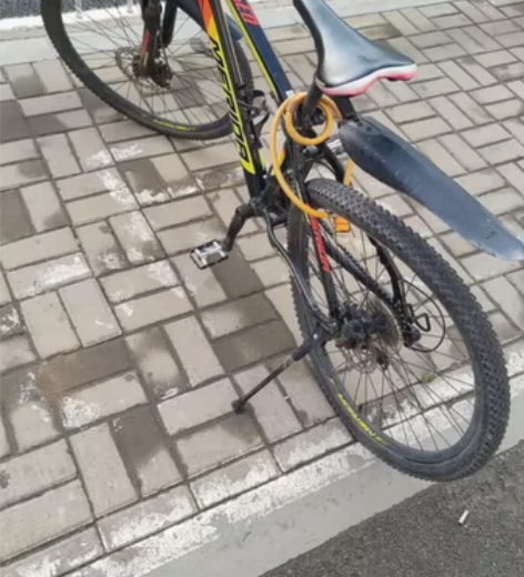美利达勇士300DS,18年的。后轮被电瓶...