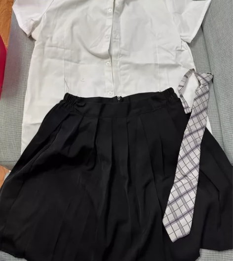 高中班服 只穿过一次 衬衫有一点污渍 其他...