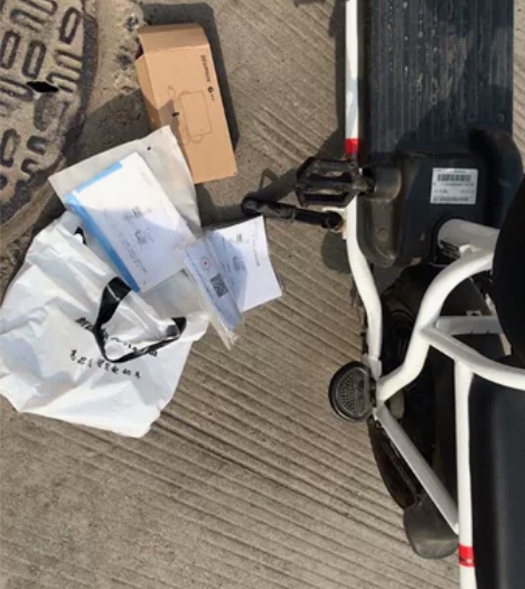 哈啰棒途电动车   证件齐全  说明书，合...