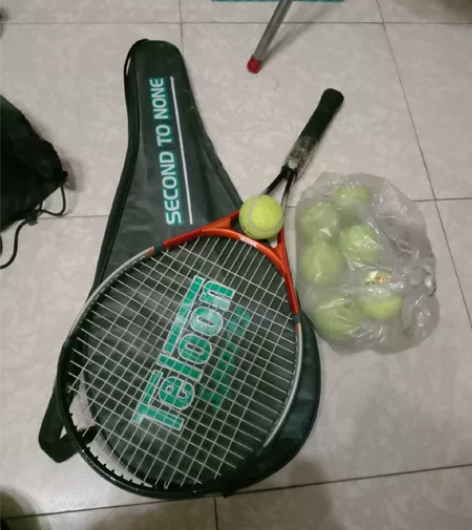 Teloon天龙网球拍和带多个网球，寻找有...