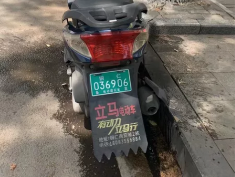 出一辆神鹰牌烧油摩托车，上绿牌的，发票合格...