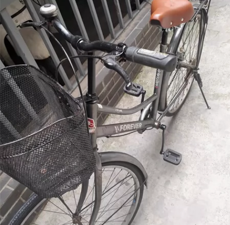 26寸上海永久自行车，九五成新。前配车篓，...