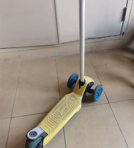 小白熊儿童滑板车，适合2-6岁，把手高度可...