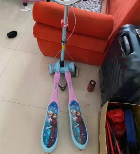 艾莎公主儿童蛙式滑板车，剪刀滑板车。 感兴...