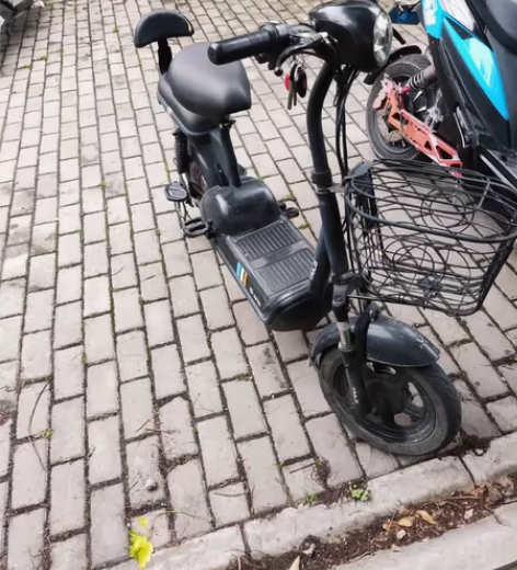 安工大学长毕业出售，自购黑色电动踏车一辆。...