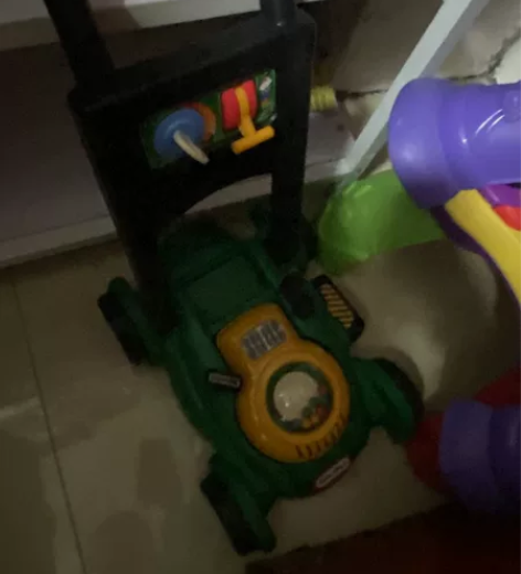 小泰克割草机学步车，八成新，因为在地面上推...