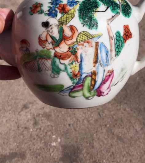 民国名家粉彩人物壶,如图,原盖,壶嘴下小磕...