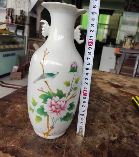 民国 花鸟瓶 画工漂亮 口沿一处磕碰，高2...