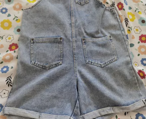 夏季牛仔背带裤女显瘦，穿起来特别减龄，里面...