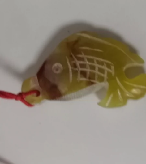 非常可爱的玉雕鱼吊坠俏色是天然形成,正好构...