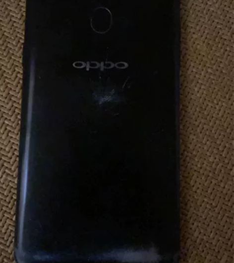 OPPOr11s 能插卡的 屏幕爆了一丢丢...