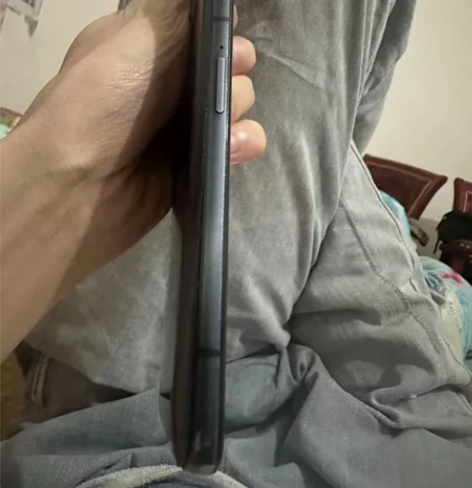 黑鲨4s，就只是屏幕右上角碎裂，屏幕右边漏...