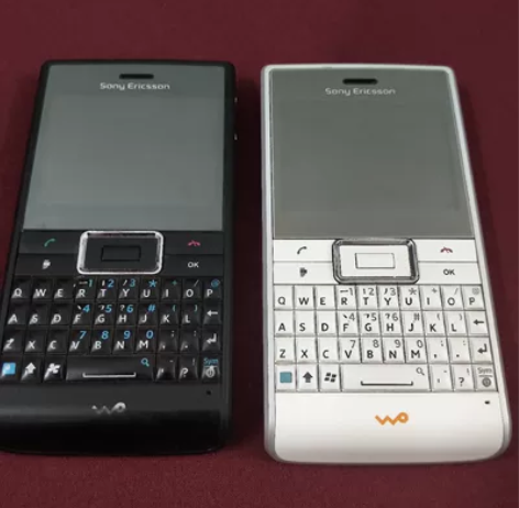 索尼爱立信M1i手机，黑色和白色各一台，原...