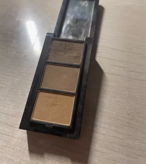 眉粉，一开始我染眉了但是现在又染回黑的了，...