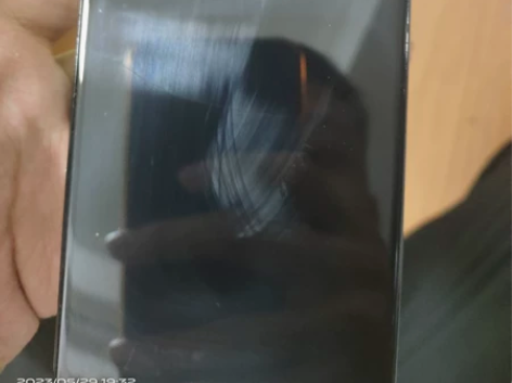 夏普r5g如图，屏幕有条轻裂痕光线下可照出...