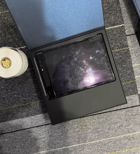 柔宇折叠屏 8+256有点漏液 价格美丽8...