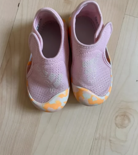 阿迪达斯adidas 女童运动沙滩鞋。26...