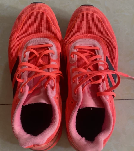 阿迪运动鞋 桔红色 42.5码 轻便透气运...