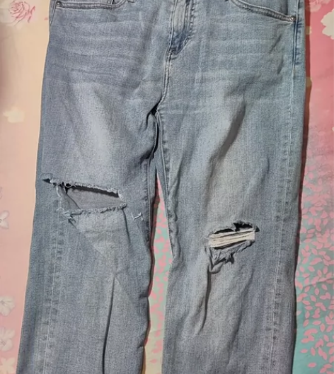 破洞牛仔裤 感兴趣的话点“我想要”和我私聊...